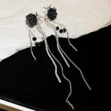Boucles d'oreilles en argent avec rose noire et chaînes pendantes en cristal