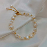 Bracelet vintage en perles blanches et or