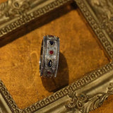 Bague vintage en argent de style palais incrustée de cristaux rouges et bleus