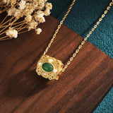 Collier vintage avec pendentif carré en or, pierres précieuses vertes et perles