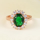 Bague classique en or rose ovale avec pierre verte et pavé brillant
