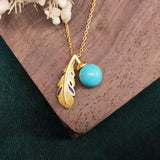 Collier pendentif vintage en or avec perles turquoise et plumes