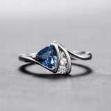 Bague vintage en argent avec pierre bleue trilobée