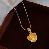 Collier pendentif rose vintage en or