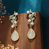 Boucles d'oreilles classiques en or et jade vert incrustées de fleurs et de perles en forme de goutte d'eau