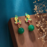 Boucles d'oreilles pendantes classiques en or avec perles vertes et motif floral émaillé