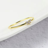 Bague classique en or avec trois pierres scintillantes