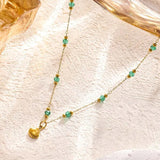 Collier avec pendentif en cristal vert doré et coquillage