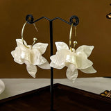 Boucles d'oreilles créoles en or avec fleurs blanches