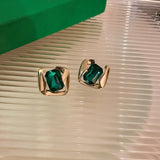 Boucles d'oreilles classiques en or avec superbe pierre précieuse verte au centre