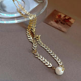 Collier avec grand pendentif en or et perle et motif feuille