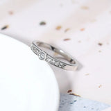 Bague classique en argent avec pierre centrale ronde