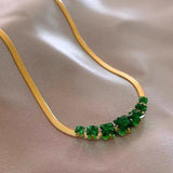 Collier vintage en or avec pierre précieuse verte