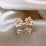 Boucles d'oreilles pendantes à pendentif boule en zircone et pétales blancs