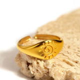 Bague ajustable avec symbole solaire en spirale dorée