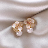 Boucles d'oreilles pendantes avec perle camélia blanche
