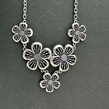 Collier vintage avec pendentif fleur noir et argent