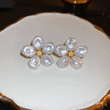 Boucles d'oreilles vintage en or blanc avec fleurs et perles