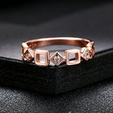 Bague vintage en or rose au design géométrique unique en cristal