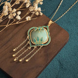Collier vintage avec pendentif carré vert feuille de bambou en or