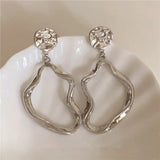 Boucles d'oreilles pendantes contemporaines en argent en forme de vague et de cercle