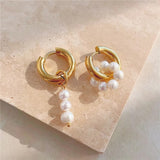 Boucles d'oreilles pendantes asymétriques en or avec perles d'eau douce naturelles