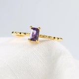 Bague géométrique en or avec pierre précieuse violette éclatante