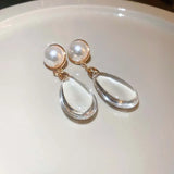 Boucles d'oreilles pendantes classiques en or avec perles et gros cristaux
