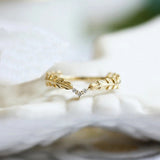 Bague vintage en or avec motif feuille en V et cristaux