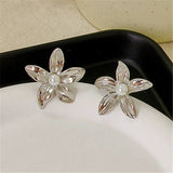 Boucles d'oreilles classiques en argent avec fleurs et perles blanches