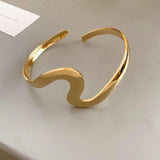 Bracelet ouvert classique en or avec motif vague