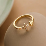 Bague ajustable en or avec croix religieuse et cœur