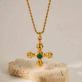 Collier vintage avec pendentif croix en or et pierre verte centrale