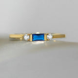 Bague en or avec un superbe centre bleu et scintillant