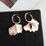 Boucles d'oreilles créoles vintage en or avec motif pétales rose pâle