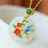 Collier rond intemporel en or avec motif floral et papillon