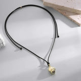 Collier ajustable avec breloque en or et cordon noir