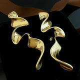 Boucles d'oreilles courbes abstraites ondulées en or