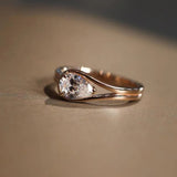 Bague ajustable intemporelle en or rose avec solitaire en forme de poire