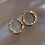 Boucles d'oreilles classiques en or et cercles torsadés