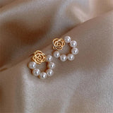 Boucles d'oreilles créoles en or, perles et fleurs roses
