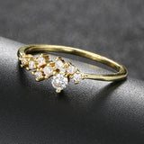 Bague vintage en or avec pierres scintillantes et anneau lisse