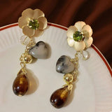 Boucles d'oreilles pendantes classiques en or avec fleurs et pierres précieuses naturelles