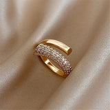 Bague ajustable croisée pavée d'or et cristaux étincelants