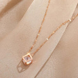 Collier vintage avec pendentif carré en or rose incrusté de cristaux