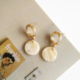 Boucles d'oreilles pendantes en or et perles blanches rondes