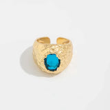 Bague ajustable en or martelé avec pierre précieuse bleue éclatante