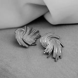 Boucles d'oreilles clous en spirale argentées avec motif plume