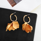 Boucles d'oreilles classiques en or jaune moutarde avec motif pétales