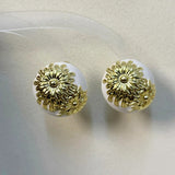 Boucles d'oreilles vintage en or blanc et blanc avec motif marguerite